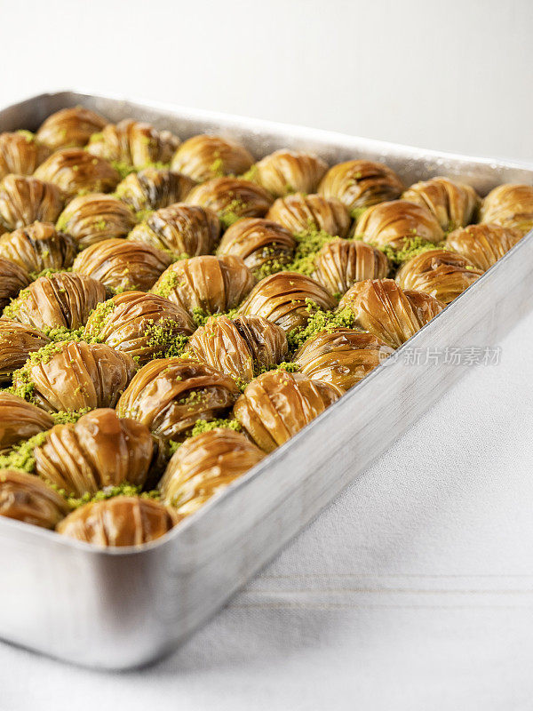 Mussel Baklava，开心果Mussel Baklava, Baklava，土耳其Midye Baklava(贻贝形状的Baklava)与开心果坚果